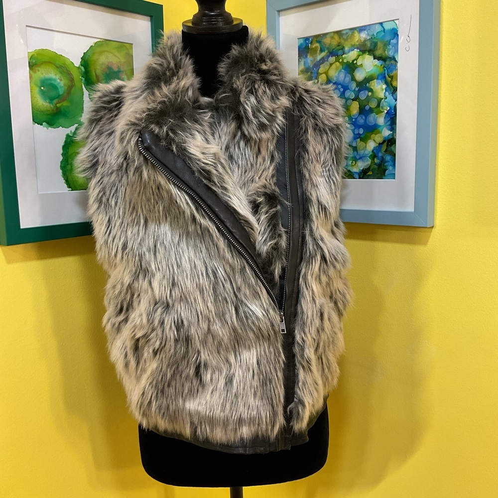 Cupcakes & Cashmere Alonso Grey Faux Fur Moto Vest with Faux Leather Trim Size M - Picture 6 of 11